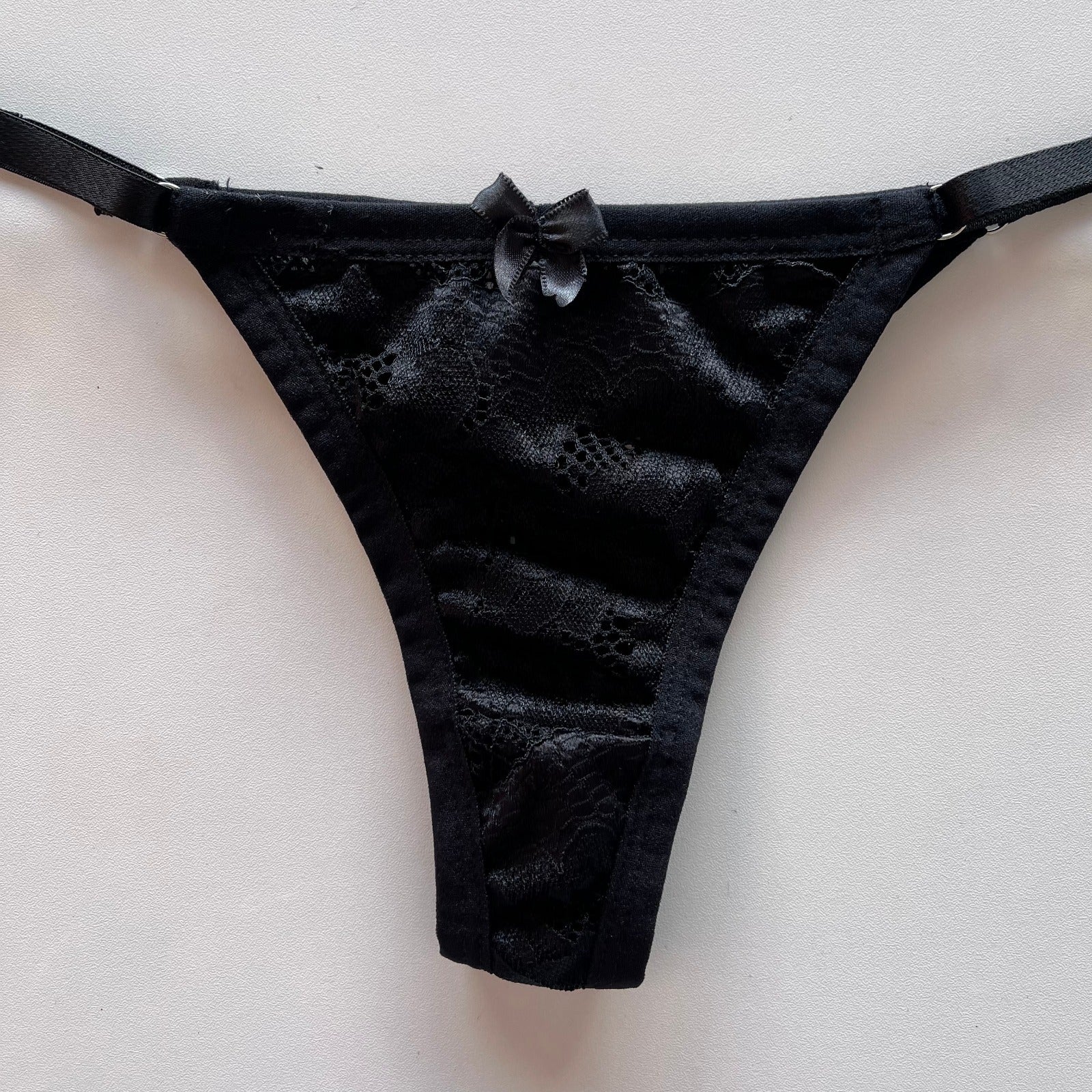 Calcinha Pandora / Calcinha Fio em renda, Alças ajustáveis, com forro