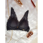 Top com Strappy (Top Strappy com Bojo em V e Alças de Renda).
