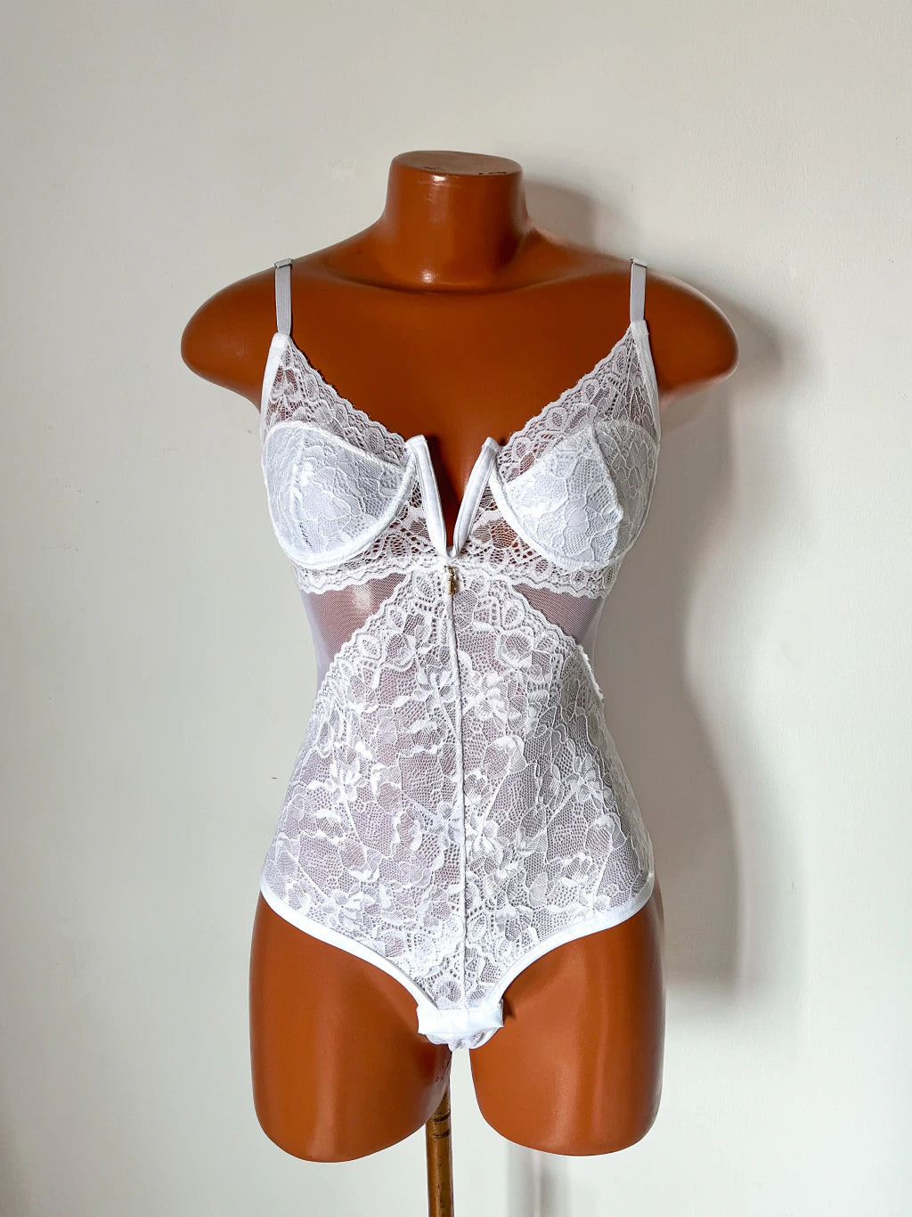 Body Jade em Renda com Decote em V e Abertura Inferior