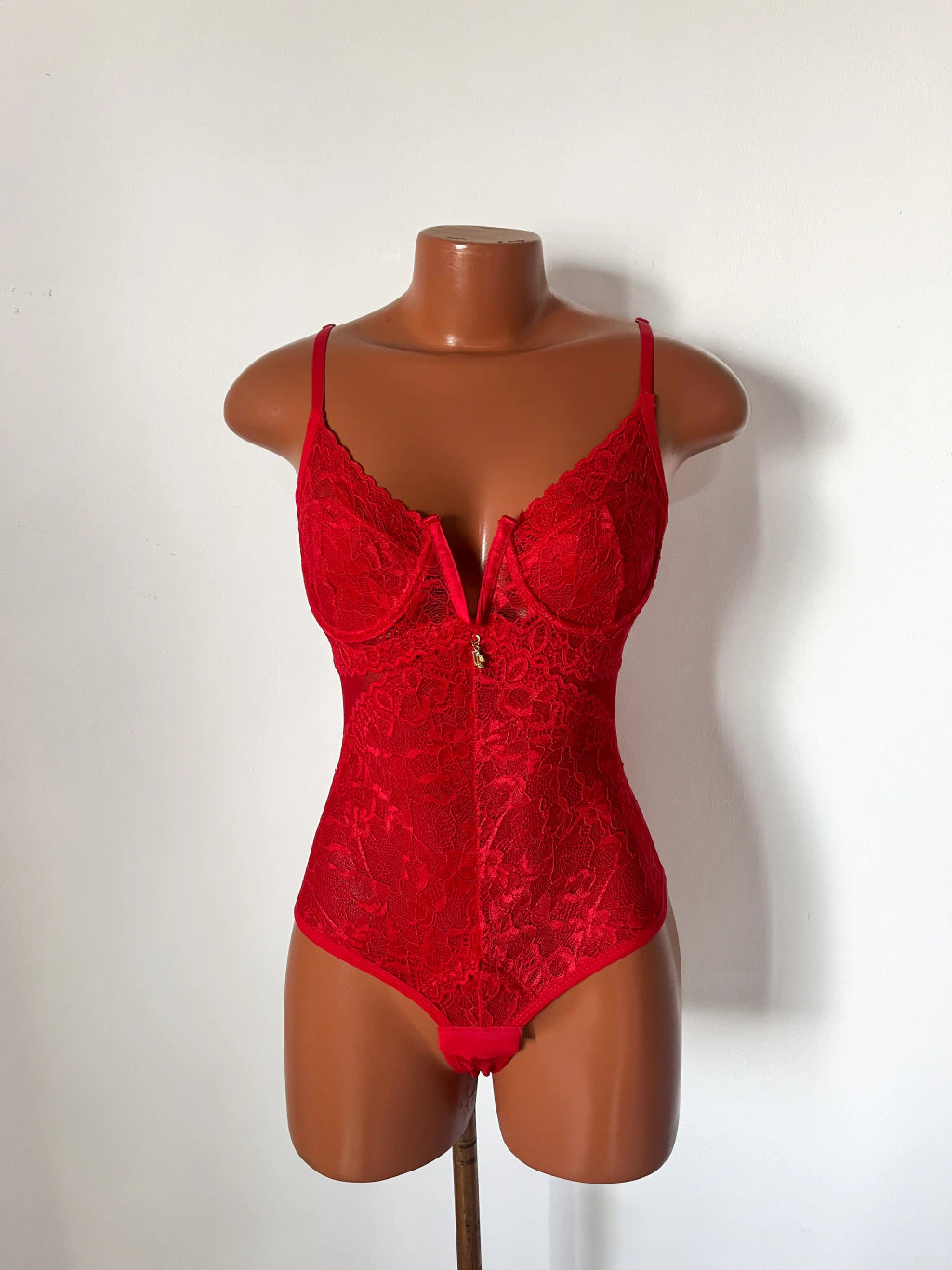 Body Jade em Renda com Decote em V e Abertura Inferior