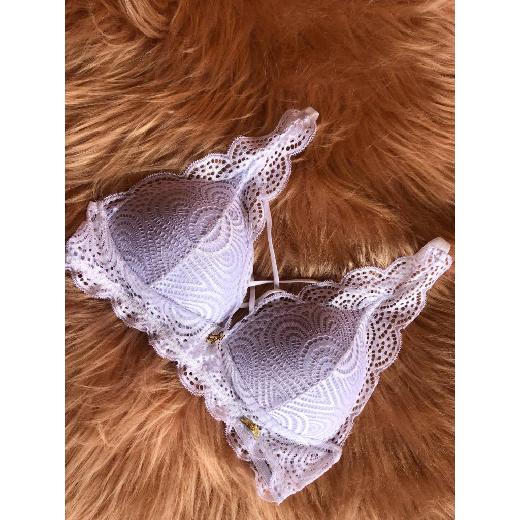 Top com Strappy (Top Strappy com Bojo em V e Alças de Renda).