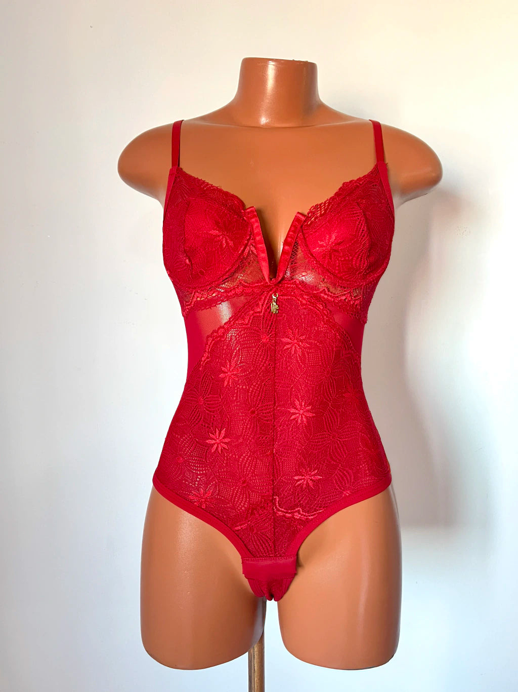 Body Jade em Renda com Decote em V e Abertura Inferior