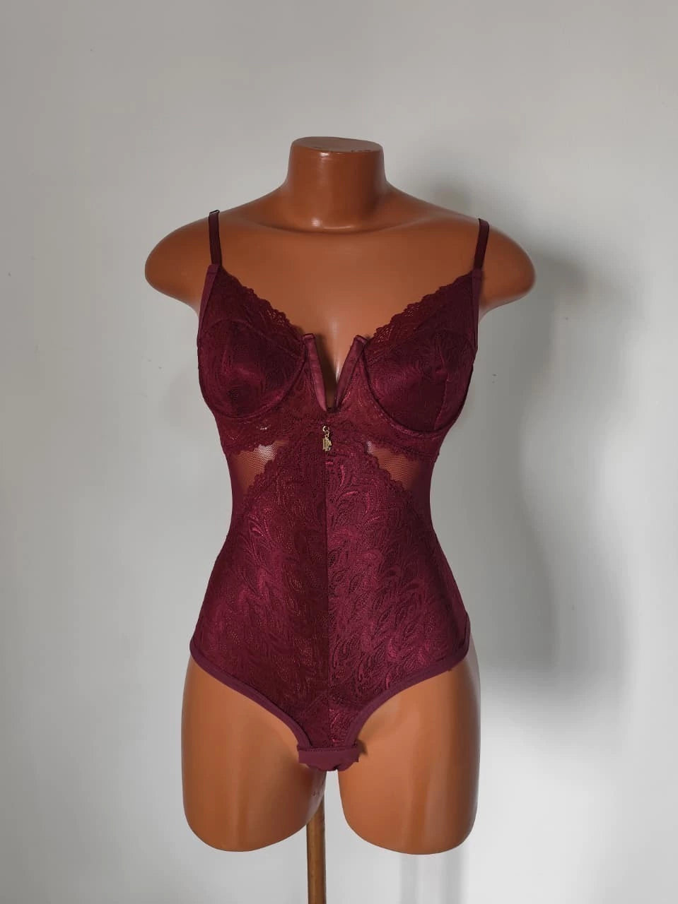 Body Jade em Renda com Decote em V e Abertura Inferior