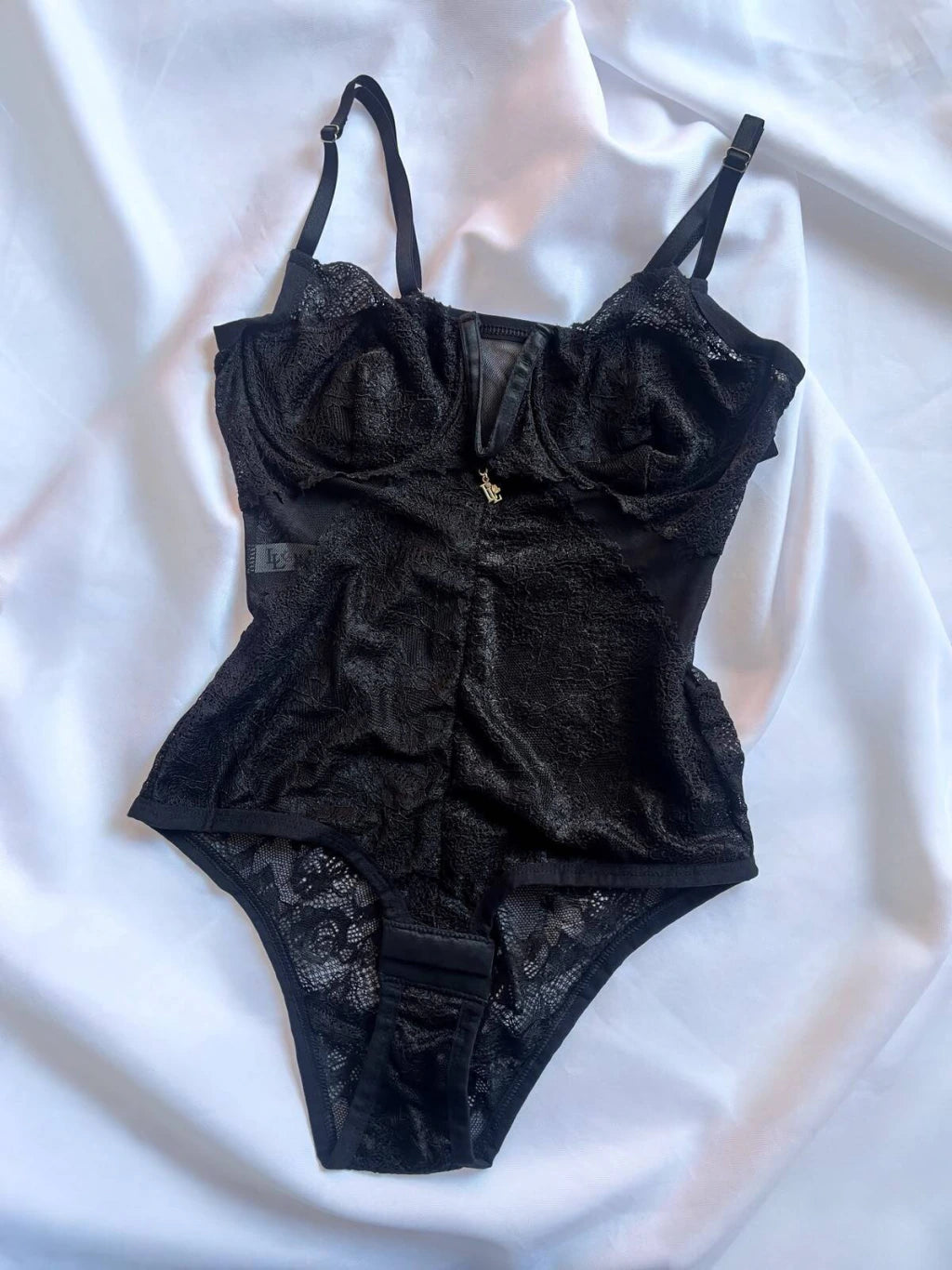 Body Jade em Renda com Decote em V e Abertura Inferior
